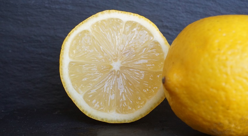 Un limone tagliato a metà - Come potare i limoni: trucchi e consigli
