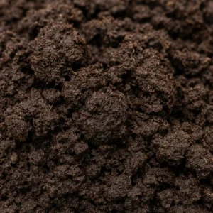 Stallatico bovino fresco, ammasso fibroso umido, concime organico naturale